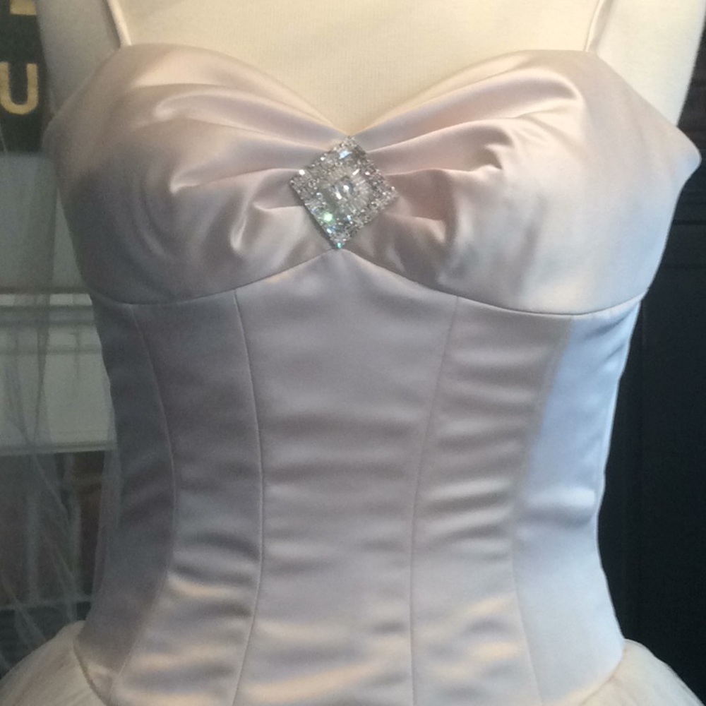 Justin Alexander Sweetheart Gown and Veil. - Picture 2 of 13